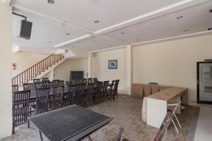 TV a/nebo společenská místnost v ubytování RedDoorz Plus At Hotel Sofia Pangandaran