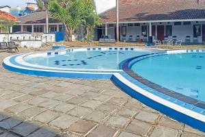 Bazén v ubytování RedDoorz Plus At Hotel Sofia Pangandaran nebo v jeho okolí
