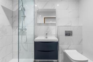 Koupelna v ubytování Cuffley Art Deco Flat + 13 fotografií