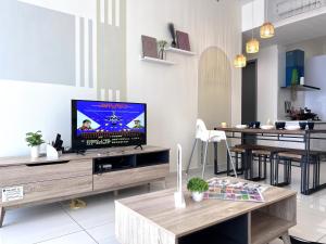 Μια τηλεόραση ή/και κέντρο ψυχαγωγίας στο Georgetown#Beacon Executive Suite SkyPool#Luxury&Glamorous Suite#2BR#Living Room with Queen Bed