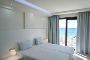 Ένα ή περισσότερα κρεβάτια σε δωμάτιο στο Blue view seaside hotel +58 φωτογραφίες