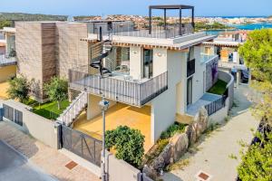 een luchtzicht op een huis met een balkon bij Villa Mathis - by And service in Casa Tamponi