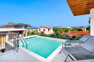 een zwembad op het balkon van een huis bij Villa Mathis - by And service in Casa Tamponi