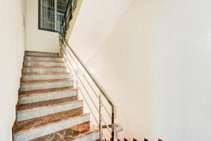uma escada num edifício com um corrimão de metal em Hotel Narayan Villa em Rājahmundry