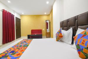 Ένα ή περισσότερα κρεβάτια σε δωμάτιο στο FabHotel Parijat +16 φωτογραφίες