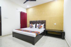 Ένα ή περισσότερα κρεβάτια σε δωμάτιο στο FabHotel Parijat
