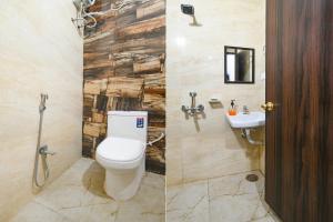 Ένα μπάνιο στο FabHotel Parijat