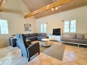 a living room with a couch and a tv at Aamuaurinko in Korospohja