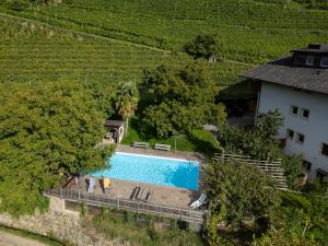- une vue sur la piscine située à côté d'une maison dans l'établissement Petaunerhof, à Schenna