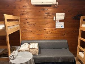 Giường trong phòng chung tại Tsukiji Hostel Wakayama 1