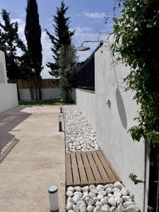 een houten bank naast een muur bij Apartaments Gorgot in Empuriabrava