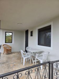 Un balcon sau o terasă la Lakeside View