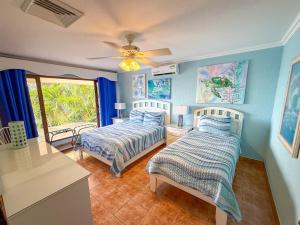 Ένα ή περισσότερα κρεβάτια σε δωμάτιο στο Villa Cala 11 Luxury Only 23 Steps to Pacific +40 φωτογραφίες