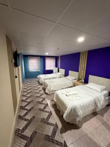 uma fileira de quatro camas em um quarto em Nigrum Nova em Nevşehir