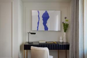 einen Schreibtisch in einem Zimmer mit einem Bild an der Wand in der Unterkunft MIM Andorra Member of Melia Collection in Escaldes-Engordany