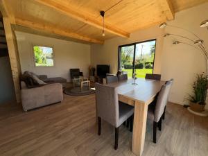 une salle à manger avec une table et un salon dans l'établissement Villa Reignier, à Reignier-Ésery