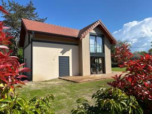 une petite maison au toit rouge dans l'établissement Villa Reignier, à Reignier-Ésery