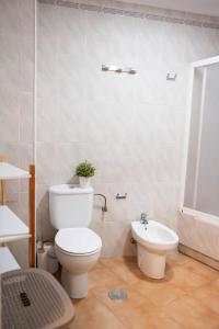 ein Badezimmer mit Toilette und Waschbecken in der Unterkunft APARTAMENTO LOS BATELES - Frente a la playa in Conil de la Frontera