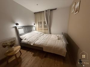 Giường trong phòng chung tại Apartamenty For You