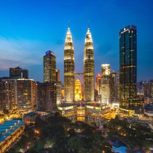 una skyline della città di notte con le torri petronas di M Centura Sentul, Jalan Sentul Pasar, Sentul KL a Kuala Lumpur