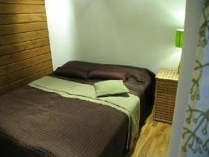 une chambre avec deux lits dans une pièce dans l'établissement Ferienhaus Für 10 Personen In Loviisa, Uusimaa, à Lovisa 2 autres photos