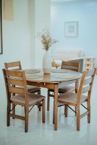 Χώρος καθιστικού στο The Cozy Ilocos Suites