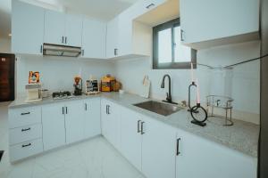 Η κουζίνα ή μικρή κουζίνα στο The Cozy Ilocos Suites