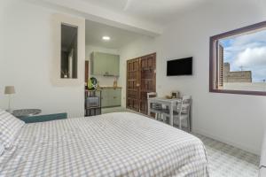 Una televisión o centro de entretenimiento en Studio Tagoro