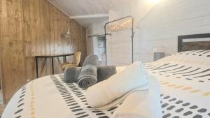 Ένα ή περισσότερα κρεβάτια σε δωμάτιο στο L Alandier - Vue Panoramique - A75 à 1,5km