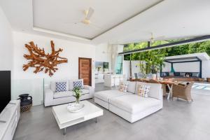 TV a/nebo společenská místnost v ubytování Villa SAYAM, vue mer panoramique & piscine infinity privée à Bophut