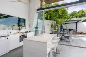 Kuchyň nebo kuchyňský kout v ubytování Villa SAYAM, vue mer panoramique & piscine infinity privée à Bophut