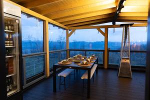 una sala da pranzo con un tavolo con del cibo sopra di Cabana pe Deal a Remetea Chioarului