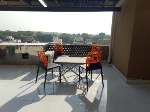 Spacious 2-Bedroom Apartment with Terrace & Multiple Bathrooms في Dargai: طاولة وكرسيين على السطح