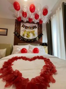 Una cama o camas en una habitación de Hiraya Escape Tagaytay 4 fotos más