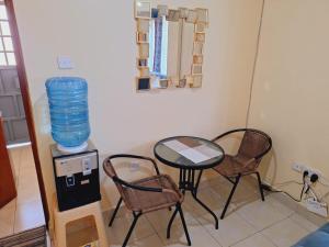 Posezení v ubytování Umoja House + 2 fotografie