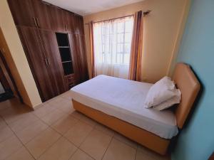 Postel nebo postele na pokoji v ubytování Umoja House