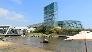 Výhled na řeku, která protéká v blízkosti hotelu