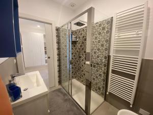 Koupelna v ubytování Un passo dal mare, AC, due bagni + 18 fotografií