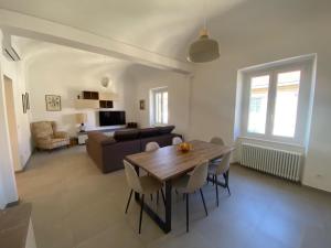 TV a/nebo společenská místnost v ubytování Un passo dal mare, AC, due bagni