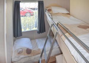 2 literas en una habitación pequeña con ventana en Anchor Park, en Happisburgh 9 fotos más
