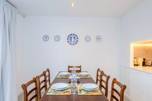 a dining room with a wooden table and chairs at GuestReady - Casa do Visconde in Rosto de Cão