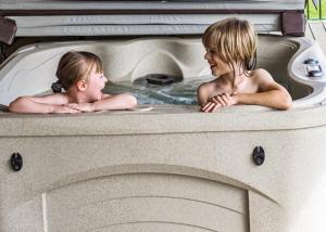 2 enfants sont assis dans une baignoire dans l'établissement Oak Farm Lodges, à Roydon 11 autres photos