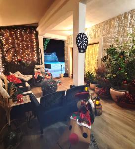 ein Wohnzimmer mit Weihnachtsdekoration und ein Wohnzimmer mit einer Couch in der Unterkunft Winter holidays in Holiday home Olive garden Platinum in Posedarje
