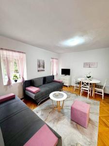 特雷比涅Apartman Old Town的客厅里有一张沙发和一张桌子。