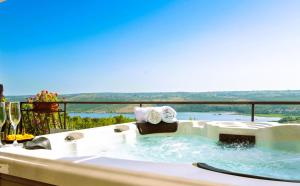 eine Badewanne mit Blick auf das Wasser in der Unterkunft Winter holidays in Holiday home Olive garden Platinum in Posedarje