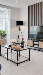 Televiisor ja/või meelelahutuskeskus majutusasutuses 3 Bed Sleeps 5 Private Parking Garden