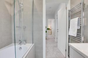 Vannituba majutusasutuses 3 Bed Sleeps 5 Private Parking Garden +11 fotot