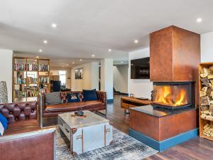 ein Wohnzimmer mit einem Kamin in der Mitte in der Unterkunft The Village Hall in Shotley Bridge
