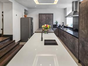 eine Küche mit Spüle und Arbeitsplatte in der Unterkunft The Village Hall in Shotley Bridge + 11 Fotos