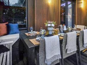 ein Esstisch mit Stühlen und einer Vase mit Blumen in der Unterkunft The Village Hall in Shotley Bridge